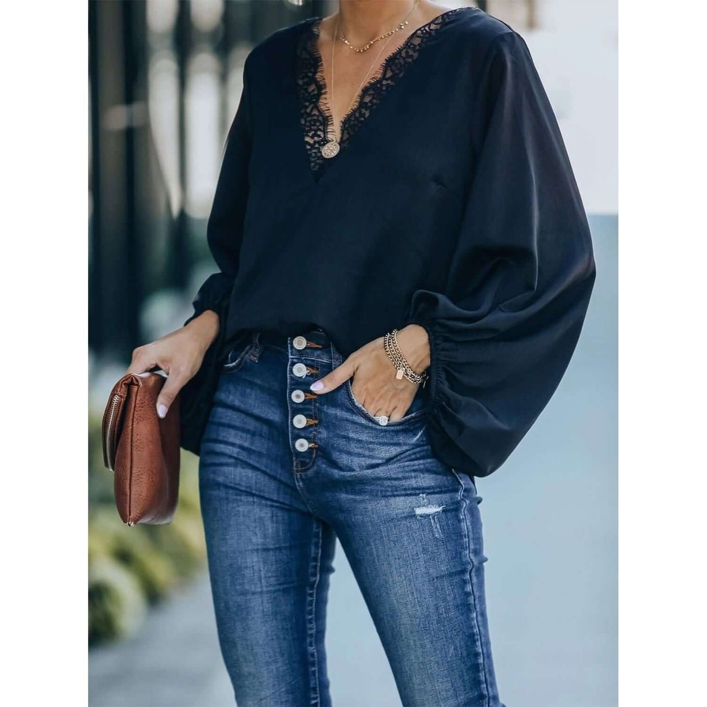 Blusa de manga larga con escote en V y detalle de encaje