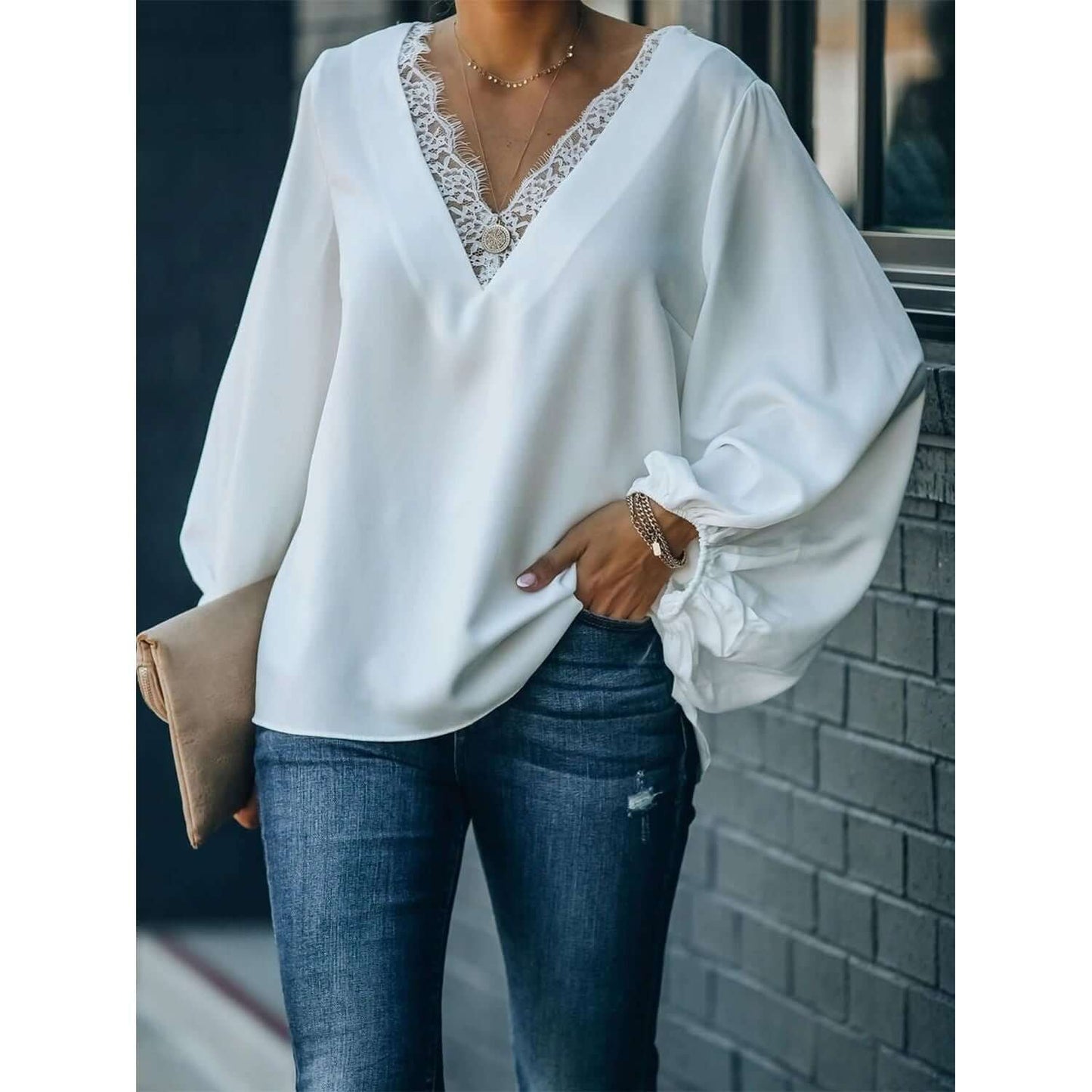Blusa de manga larga con escote en V y detalle de encaje