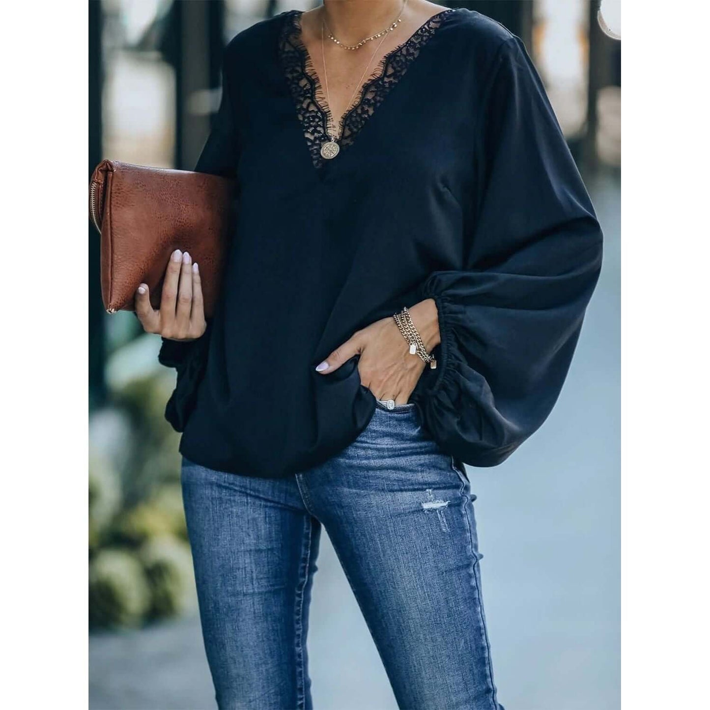 Blusa de manga larga con escote en V y detalle de encaje