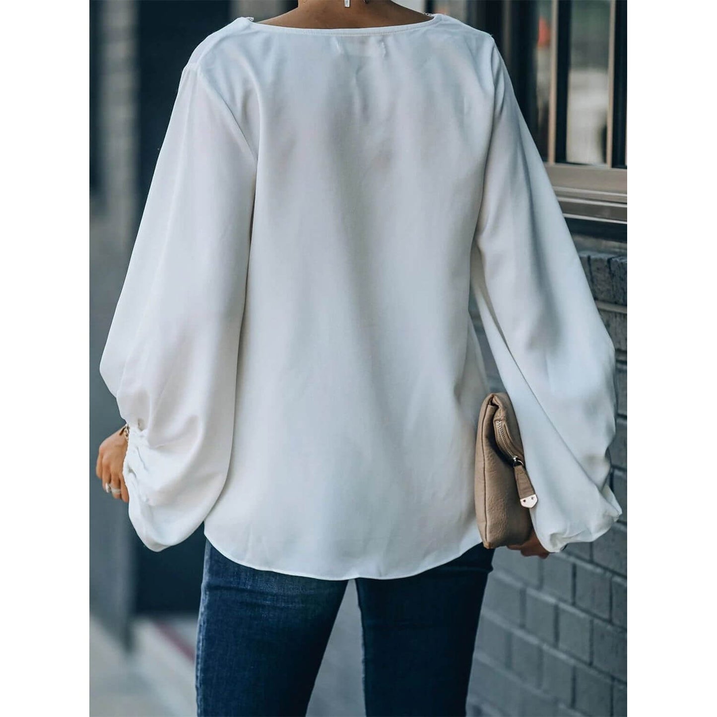 Blusa de manga larga con escote en V y detalle de encaje