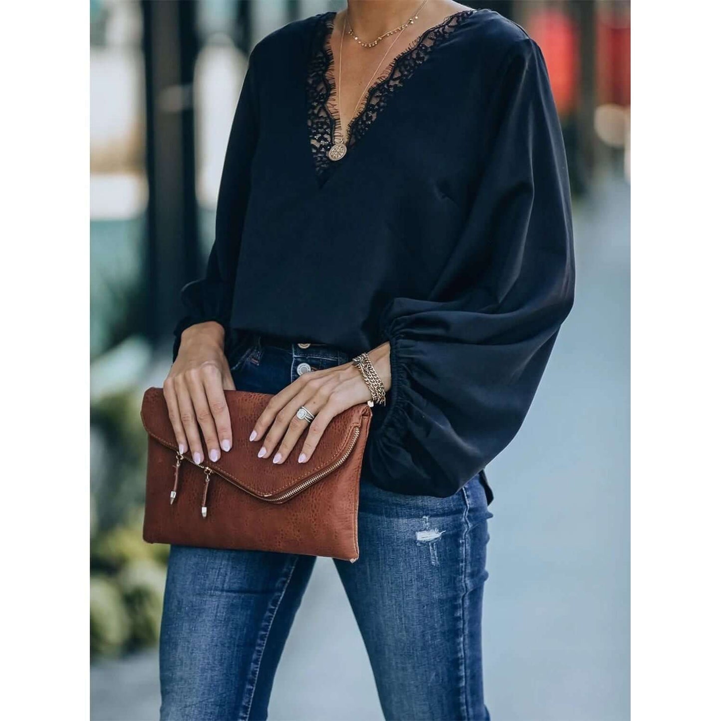 Blusa de manga larga con escote en V y detalle de encaje