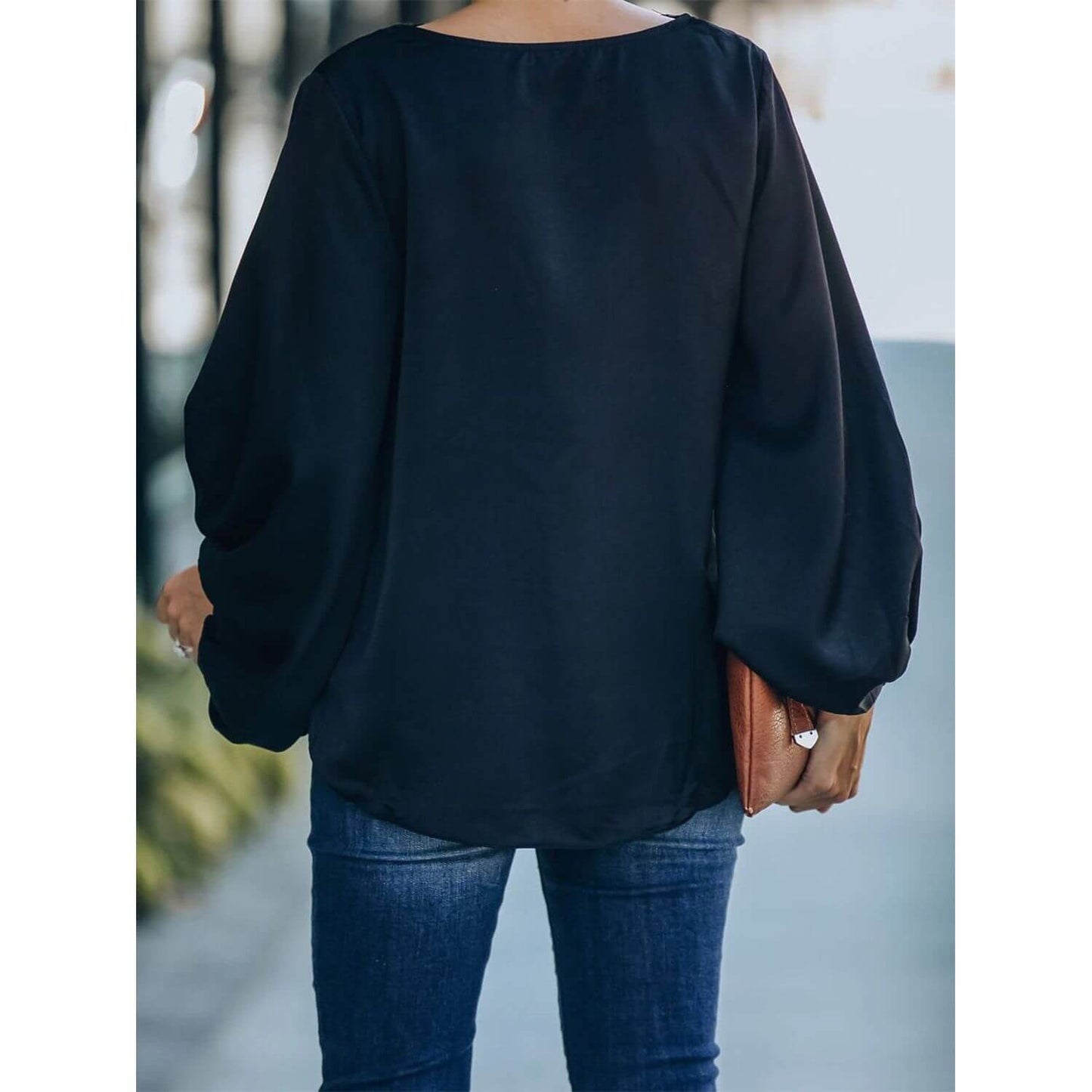 Blusa de manga larga con escote en V y detalle de encaje