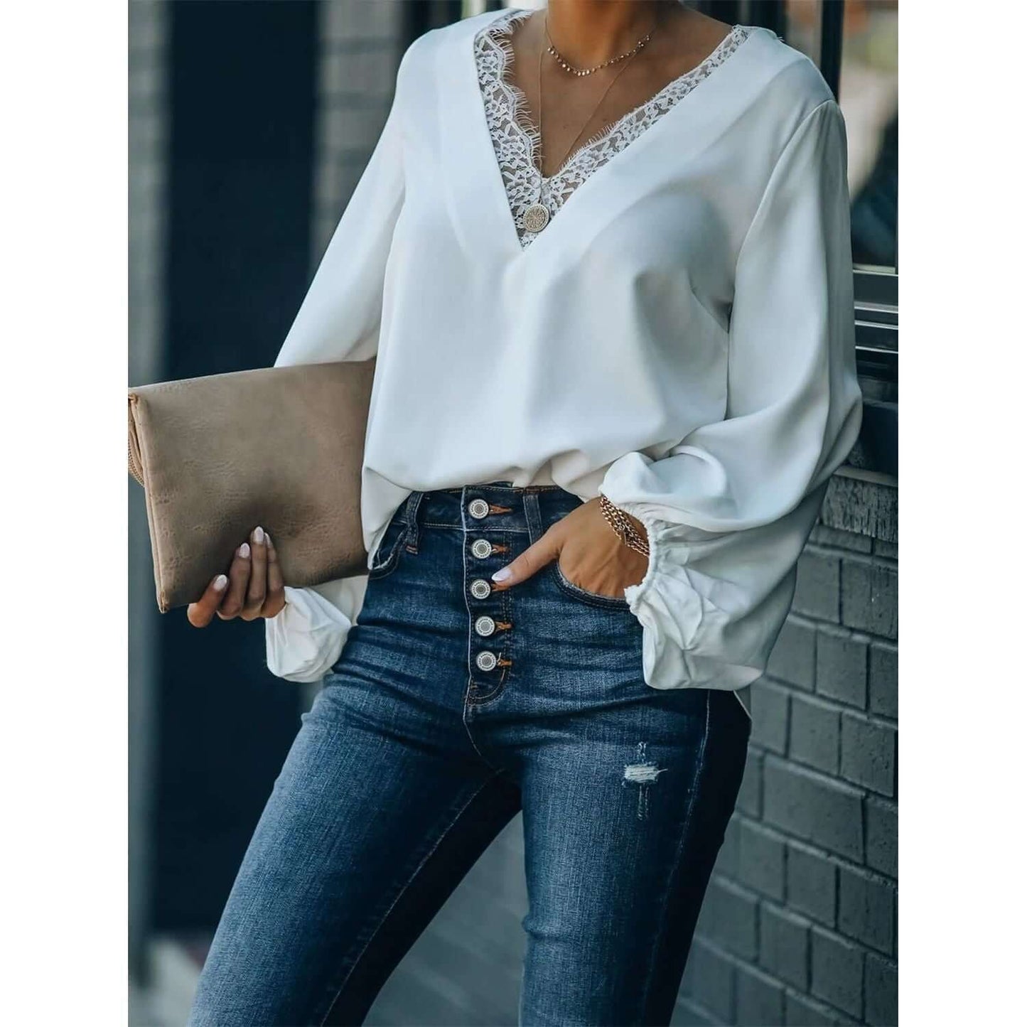 Blusa de manga larga con escote en V y detalle de encaje