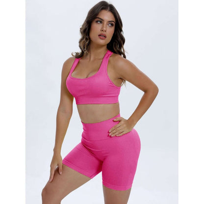 Conjunto deportivo con espalda cruzada y escote redondo