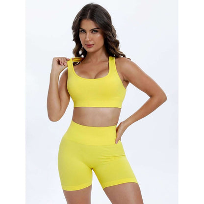 Conjunto deportivo con espalda cruzada y escote redondo