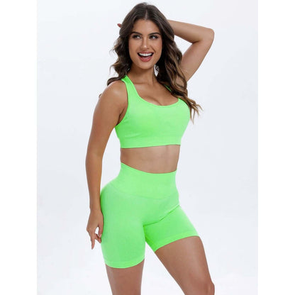 Conjunto deportivo con espalda cruzada y escote redondo