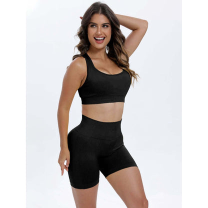 Conjunto deportivo con espalda cruzada y escote redondo