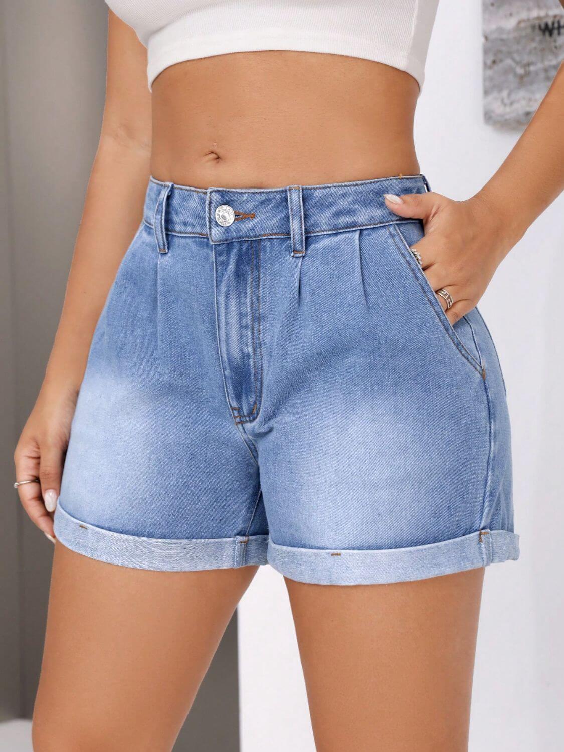 Shorts vaqueros de tiro medio con dobladillo enrollado